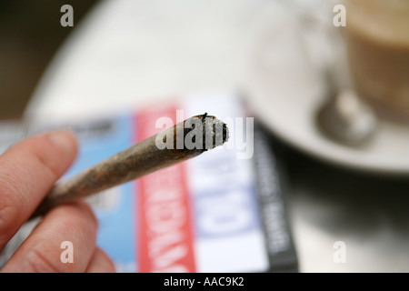 Giovane donna fumare marijuana in un coffee shop in Olanda Foto Stock