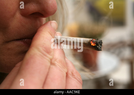 Giovane donna fumare marijuana in un coffee shop in Olanda Foto Stock