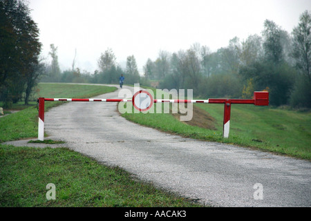 Strada bloccata con i cancelli Foto Stock