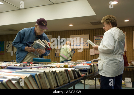 People shopping a una biblioteca di libri usati vendita Foto Stock