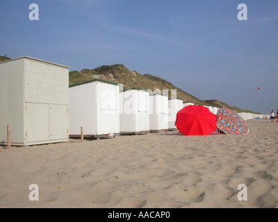 Capanne sulla spiaggia e ombrelloni Foto Stock