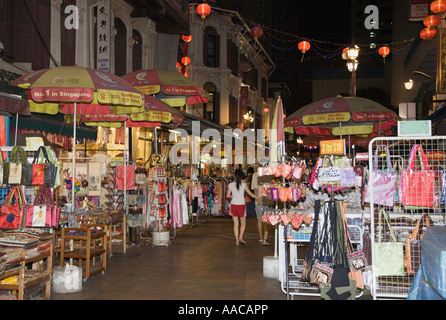 Pagoda bottega di strada bancarelle che vendono merci cinesi di notte con lanterne e occupato con acquirenti Chinatown Outram Singapore Foto Stock