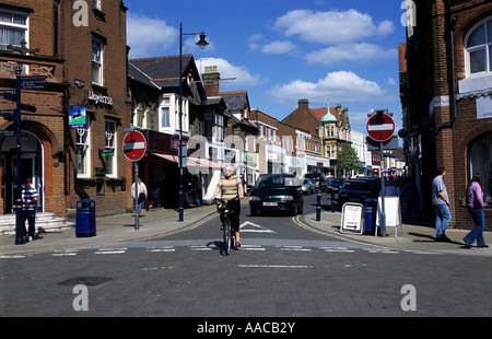 Hamilton Road, la strada principale dello shopping a Felixstowe, Suffolk, Regno Unito. Foto Stock