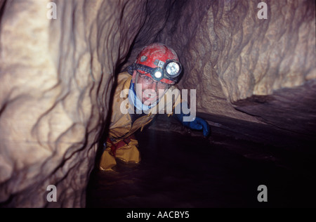 Speleologo nella Gouffre de Biefs Boussets Doubs Francia Foto Stock