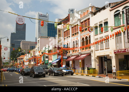 Traffico e vecchie botteghe tradizionali con i moderni grattacieli al di là. South Bridge Road, Chinatown, Outram, Singapore, Foto Stock