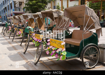 Chinatown Outram Singapore fila di rickshaw tricicli parcheggiato sulla strada per le visite turistiche, le escursioni Foto Stock