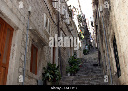 Un tipico stretto vicoletto nel centro storico della città di Dubrovnik, Croazia 2006 Foto Stock