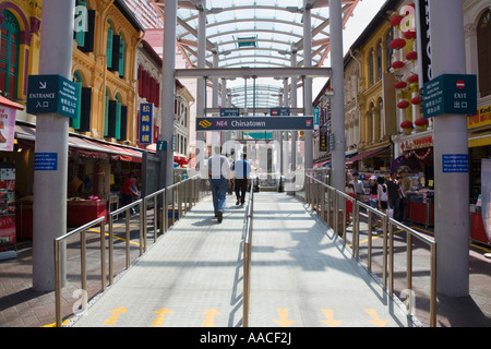 Pagoda Street moderno entrata coperta rampe pedonali a Chinatown Mass Rapid Transit dalla stazione MRT NE4 Chinatown Outram Singapore Foto Stock