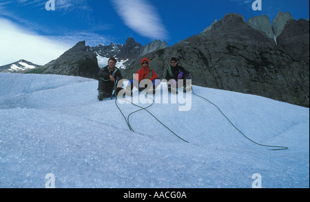 Un gruppo di alpinisti a riposo sul glacier ghiacciaio Grey Torres de Paine National Park in Cile Foto Stock