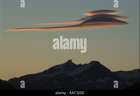 Nube lenticolare formazione sulla montagna al crepuscolo, Patagonia cilena ,parco nazionale Torres del Paine Foto Stock