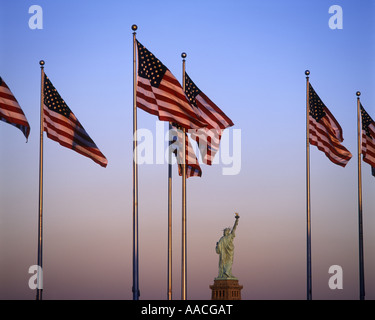 Righe di Stati Uniti bandiere Statua della Libertà monumento nazionale LIBERTY ISLAND IL PORTO DI NEW YORK NEW YORK CITY USA Foto Stock