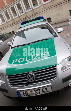 Parcheggiato macchina della polizia tedesca a Wismar, Germania settentrionale Foto Stock