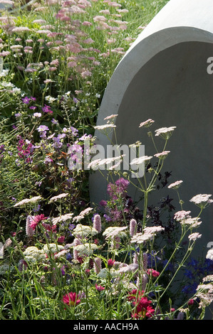 Hanover Quay Garden at RHS Chelsea 2005 progettato da Diarmuid Gavin. Aggiunto sale in cemento, sferiche ad un giardino comune progettato per un blocco di appartamenti Foto Stock