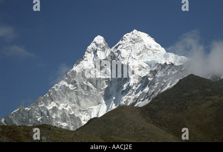 Close-up di magnifici Mt. Ama-Dablam nella valle di Everest Nepal Foto Stock