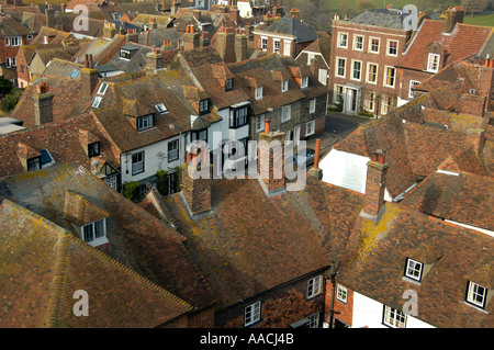 Segale nel Sussex orientale. Sopra i tetti sparati dalla Chiesa di Santa Maria. L'antica città delle cinque porte con le sue strade acciottolate risale al XIV secolo. Foto Stock