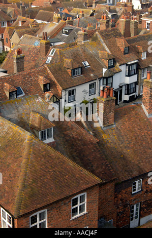 Segale nel Sussex orientale. Sopra i tetti sparati dalla Chiesa di Santa Maria. L'antica città delle cinque porte con le sue strade acciottolate risale al XIV secolo. Foto Stock