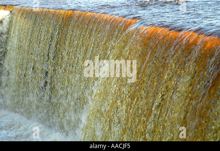 Acqua che scorre sulla cascata Jagala in Estonia Foto Stock