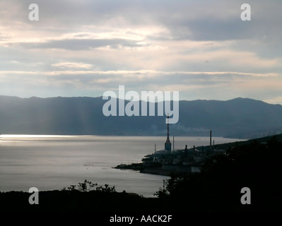 View all'industria areals e raffineria di petrolio nei pressi della città Omisalj sulla isola di Krk Croazia Foto Stock