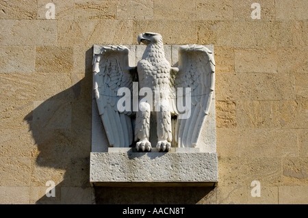 NS eagle figura, presso l'edificio principale dell'aeroporto di Tempelhof di Berlino, Germania Foto Stock