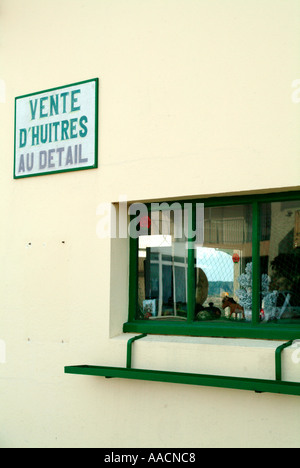 Vendita diretta di oyters a installazioni per la cultura di ostriche nei pressi di Talmont Saint Hilaire Vandee Francia Foto Stock