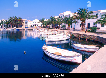 Barche da pesca in porto a Fornells Menorca Spagna Foto Stock