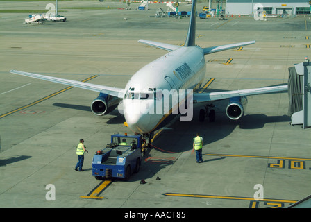 Londra Stansted Aeroporto Ryanair piano essendo spinto in spazio aperto prima di passare sotto il proprio potere Foto Stock