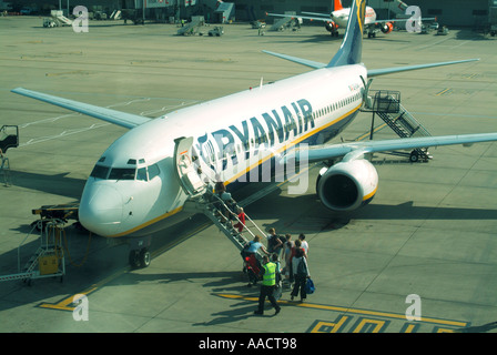 Londra Stansted Aeroporto Ryanair piano essendo saliti dai passi evitando l'utilizzo di rampe Foto Stock