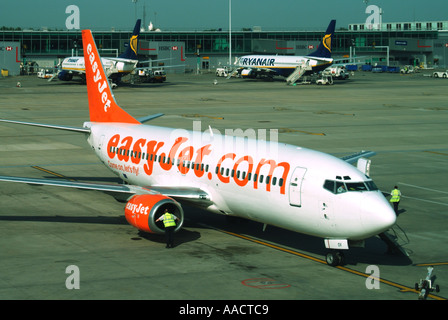 Londra Stansted Aeroporto aeromobili EasyJet e 2 due piani di Ryanair su supporti in calcestruzzo Foto Stock