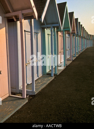 Color pastello spiaggia capanne in southsea HAMPSHIRE REGNO UNITO in mattina presto Foto Stock