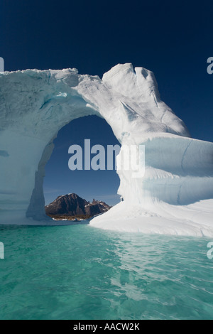 La Groenlandia Frederiksdal arcuata telai iceberg picchi di montagna su Pamiagdluk isola in estate nel pomeriggio Foto Stock