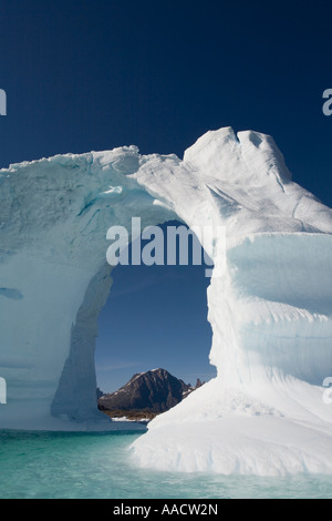 La Groenlandia Frederiksdal arcuata telai iceberg picchi di montagna su Pamiagdluk isola in estate nel pomeriggio Foto Stock