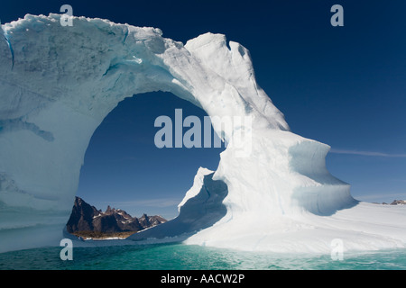 La Groenlandia Frederiksdal arcuata telai iceberg picchi di montagna su Pamiagdluk isola in estate nel pomeriggio Foto Stock