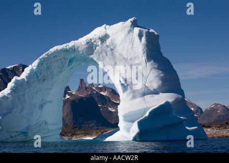 La Groenlandia Frederiksdal arcuata telai iceberg picchi di montagna su Pamiagdluk isola in estate nel pomeriggio Foto Stock