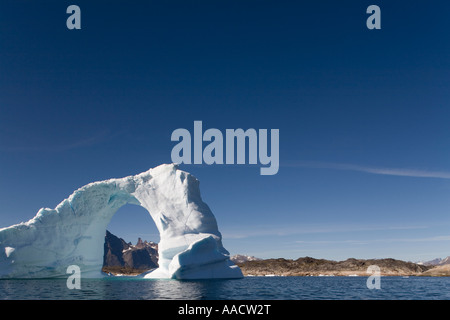 La Groenlandia Frederiksdal arcuata telai iceberg picchi di montagna su Pamiagdluk isola in estate nel pomeriggio Foto Stock