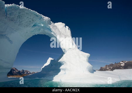 La Groenlandia Frederiksdal arcuata telai iceberg picchi di montagna su Pamiagdluk isola in estate nel pomeriggio Foto Stock