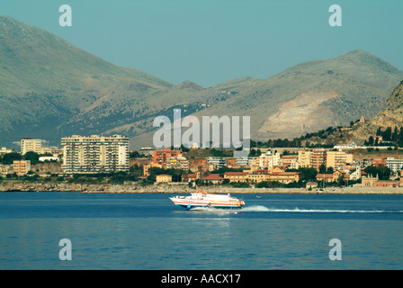 Litorale collinare, al largo della costa della Sicilia nei pressi di Palermo alta traghetto veloce Foto Stock