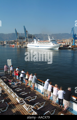 Palermo Sicilia impianti portuali e ormeggiato il traghetto Siremar visto dalla nave da crociera in prossimità della zona di attracco per un giorno di visita Foto Stock