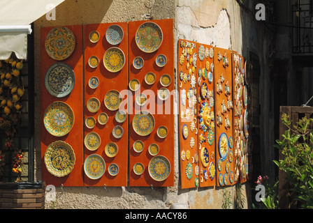 Monreale Sicilia ceramiche decorate formante la parete colorato display per la vendita al di fuori del negozio Foto Stock