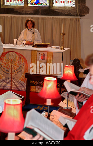 Revd Anne Le Bas celebrando l Eucaristia Foto Stock