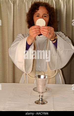 Revd Anne Le Bas consacrare l'host - chiesa anglicana nella guarnizione - Sevenoaks - REGNO UNITO Foto Stock