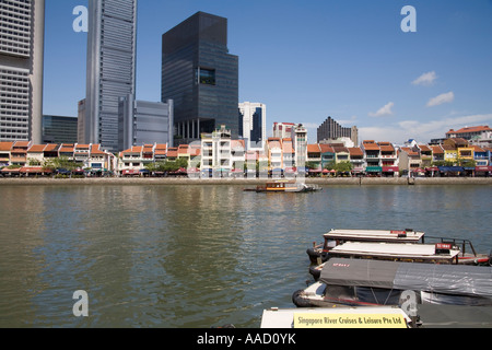 SINGAPORE ASIA può guardare attraverso il Fiume Singapore verso le conserve di botteghe di Boat Quay Foto Stock