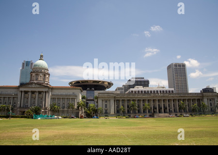 La città di Singapore ASIA può guardare attraverso i palazzi coloniali di Padang circostante con una miscela di vecchia e nuova architettura Foto Stock