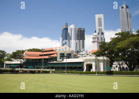 La città di Singapore ASIA può guardare attraverso il bowling green, famosa in tutto il mondo Singapore Cricket Club pavilion Foto Stock