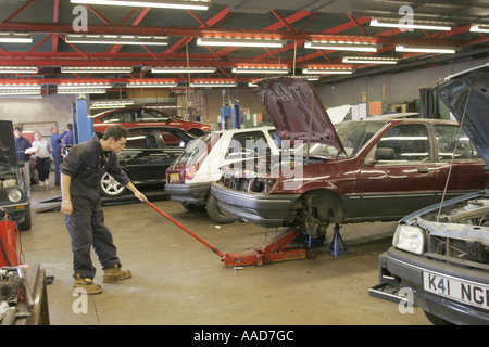 Due gli studenti di sesso maschile in auto corso di meccanica a sixth form college Foto Stock