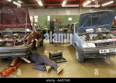 Due gli studenti di sesso maschile in auto corso di meccanica a sixth form college Foto Stock
