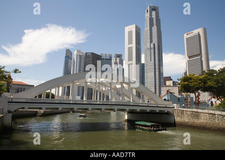 SINGAPORE ASIA può uno del turista bum barche passando sotto il ponte di Elgin Foto Stock