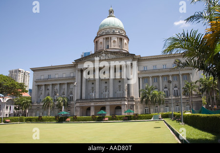 La città di Singapore ASIA può guardare attraverso il bowling green verso il municipio situato nel distretto di Padang Foto Stock