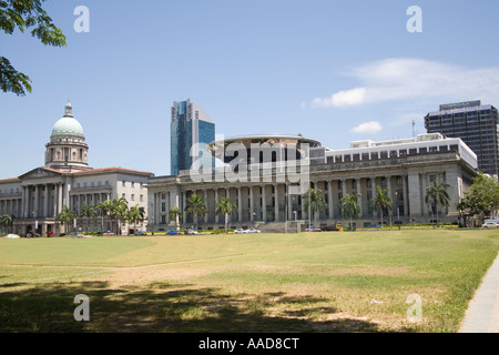 La città di Singapore ASIA può guardare attraverso i palazzi coloniali e nuovi edifici che circondano Padang Foto Stock