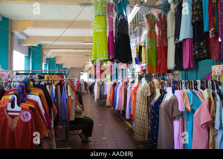 SINGAPORE ASIA maggio alcuni dei vestiti si spegne nel centro Zhujiao Mercato sulla Serangoon Road Foto Stock