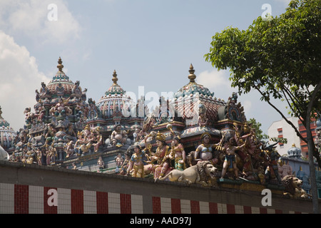 SINGAPORE ASIA può alcune delle decorazioni ornati di Sri Veeramakaliamman tempio in Little India area della città di Singapore Foto Stock